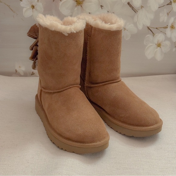 Women UGG Bailey Bow Velvet Ribbon Faux Fur Lined Boot 💕💕
Non smoking/ no pets - Picture 3 of 8